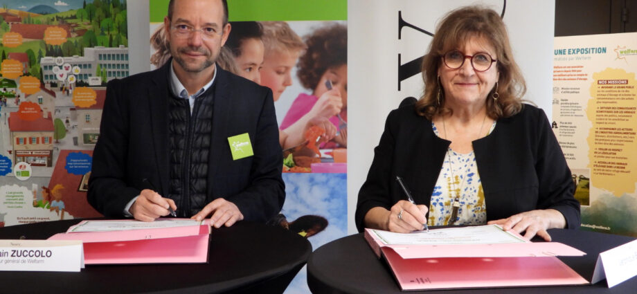 Ghislain Zuccolo, directeur général de Welfarm, et Véronique Billot, Adjointe déléguée à l'enfance et à l'éducation de la Ville de Nancy, lors de la signature de la charte ETICA. Photos ©Ian Fafet/Welfarm.